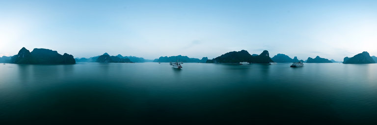 Romantic scenery of Ha Long Bay is suitable for honeymoon vacation!