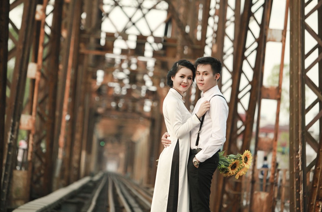 Wedding photograph at Long Bien Bridge, Hanoi