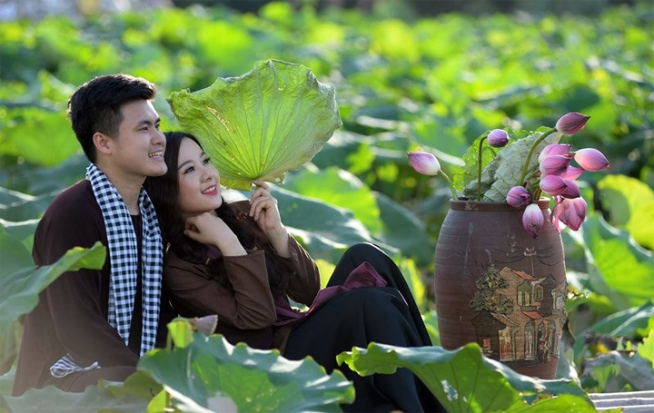 Pe-wedding photography with lotus flowers at West Lake