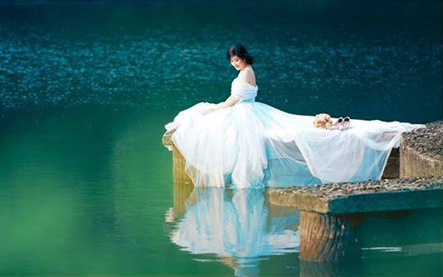Wedding photography at Thuy Tien Lake