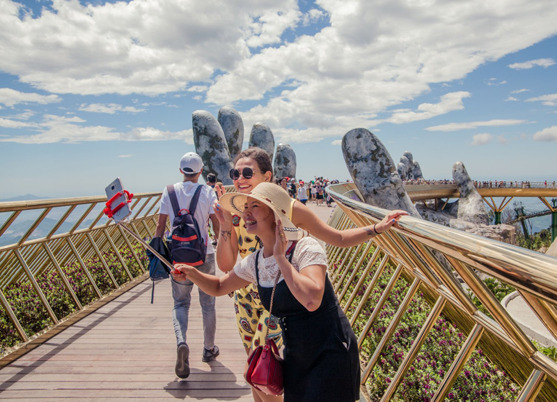 Golden Bridge in Ba Na Hills Da Nang - Hot check-in place in Vietnam