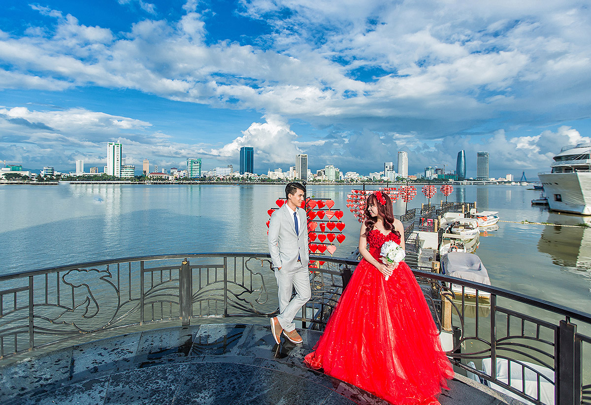 A couple taking pre-wedding photos by Han River