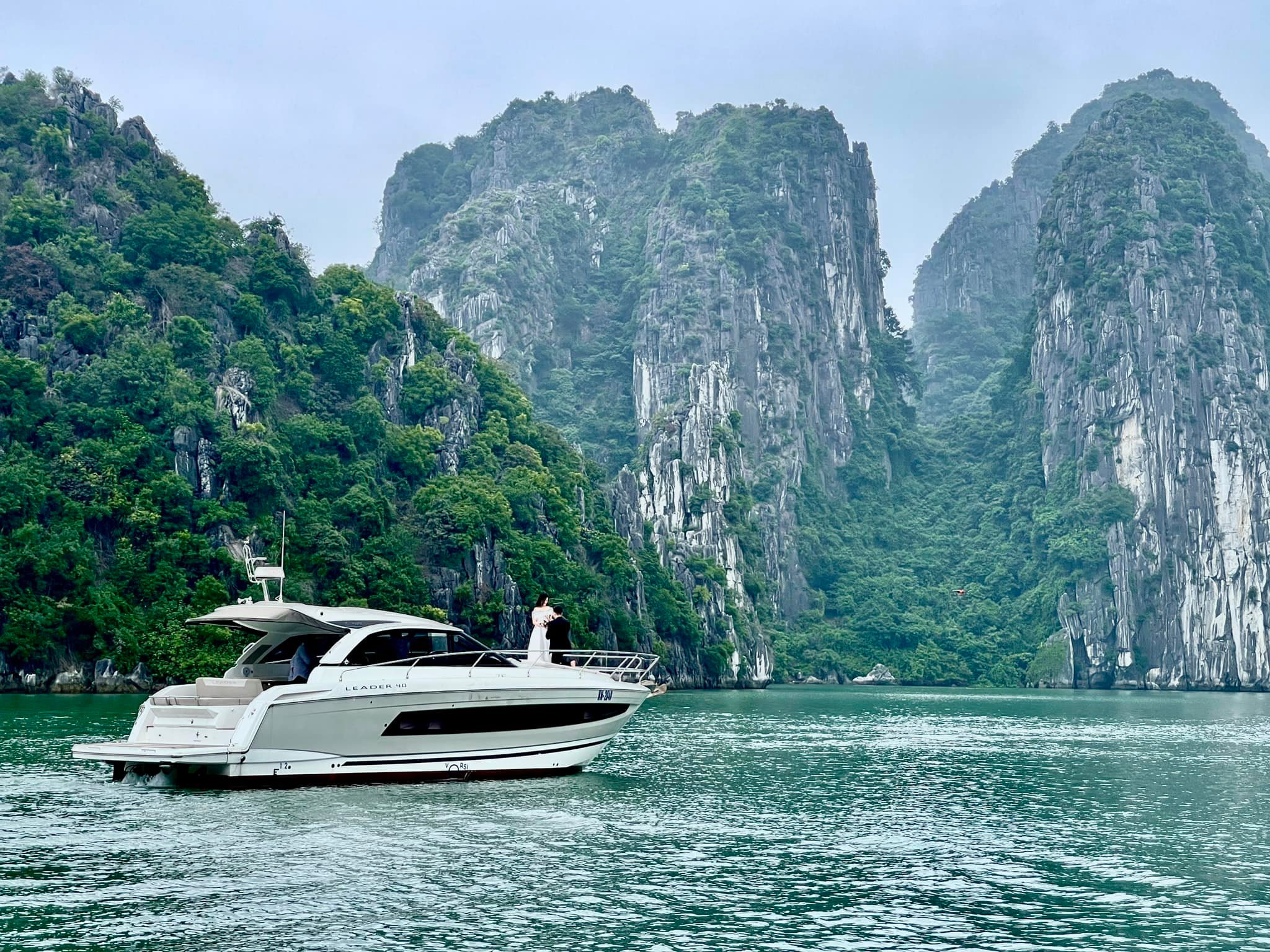 Private charter yacht tour to Halong Bay